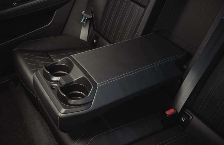 Lehajtható kartámasz hátul Lehajtható kartámasz hátul